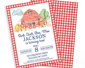 Puede incluir: Invitación con estampado de cuadros rojos y blancos con una ilustración de acuarela de un granero rojo con animales de granja. El texto dice "Qink, Cluck, Baa, Moo JACKSON cumple dos años! DOMINGO AGO. 8 15:00-17:00 123 OAKGROVE DRIVE RALEIGH, NC 12345 EN LUGAR DE UNA TARJETA, CONSIDERE COMPRAR UN LIBRO PARA NIÑOS Y DEJAR SU NOTA ADENTRO."