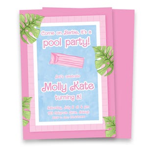 以下が含まれることがあります： 「Come on Barbie, it's a pool party!」と「Molly Kate turning 8!」のテキストとピンクの浮き輪のイラストが入ったピンクのプールパーティー招待状。緑の熱帯の葉が角を飾っています。招待状はピンクの背景にあります。