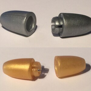 Puede incluir: Dos pares de tapones de extremo de cable o cord&oacute;n de metal plateado y dorado. Los tapones tienen un peque&ntilde;o agujero en un extremo y un peque&ntilde;o bucle de metal en el otro extremo.