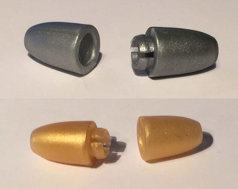 Puede incluir: Dos pares de tapones de extremo de cable o cord&oacute;n de metal plateado y dorado. Los tapones tienen un peque&ntilde;o agujero en un extremo y un peque&ntilde;o bucle de metal en el otro extremo.