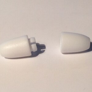 Puede incluir: Dos tapones de pl&aacute;stico blanco para una barra de cortina. Un tap&oacute;n tiene un peque&ntilde;o clip de pl&aacute;stico en el lateral.