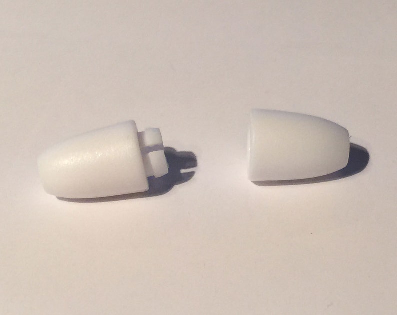 Puede incluir: Dos tapones de pl&aacute;stico blanco para una barra de cortina. Un tap&oacute;n tiene un peque&ntilde;o clip de pl&aacute;stico en el lateral.