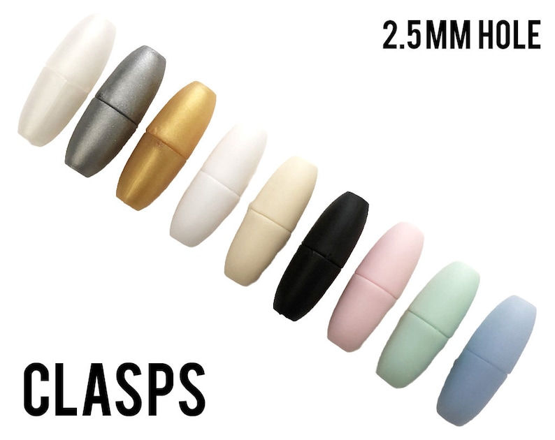 Puede incluir: Surtido de 10 tapones de extremo de cord&oacute;n de pl&aacute;stico en varios colores, incluyendo blanco, plateado, dorado, crema, negro, rosa, verde claro y azul claro. Cada tap&oacute;n tiene un agujero de 2,5 mm.  CLASPS.