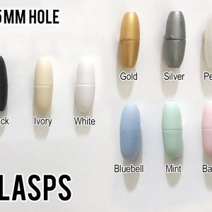 Puede incluir: Surtido de 10 cierres de pl&aacute;stico en varios colores, incluyendo negro, marfil, blanco, dorado, plateado, perla, campanilla azul, menta y rosa beb&eacute;. Cada cierre tiene un agujero de 2,5 mm.