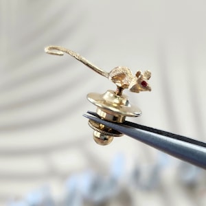 14K Yellow Gold Adorable Mischievous Mouse Pin
