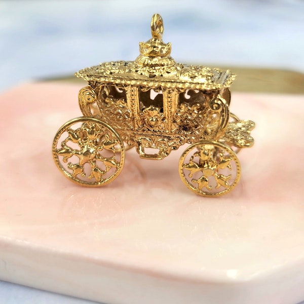 14K Yellow Gold Royal Coach Carriage Charm Pendant