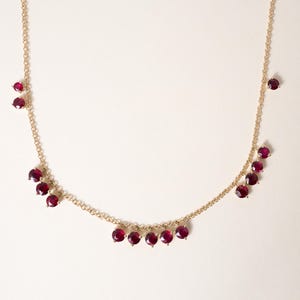 Collar colgante con rubí de 5,73 quilates en oro amarillo de 18 quilates