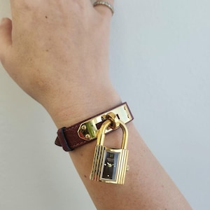 Hermès Kelly Watch – Burgundy Faux Alligator Strap, Gold Padlock Case, Swiss Quartz