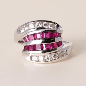 Anillo de cóctel vintage de oro blanco de 18 quilates con rubí de 1 quilate y diamantes engastados en canal.