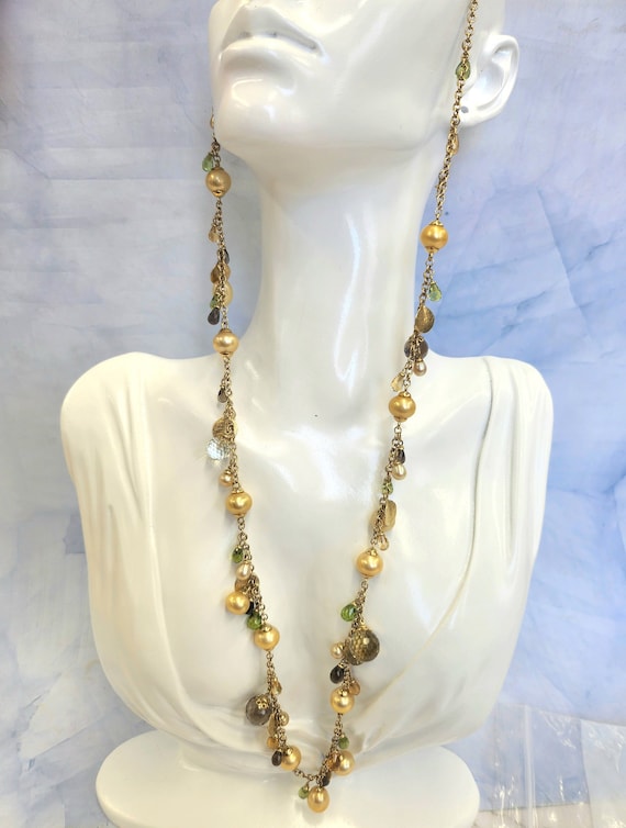 Collana lunga catena dorata con nappine e perline colorate