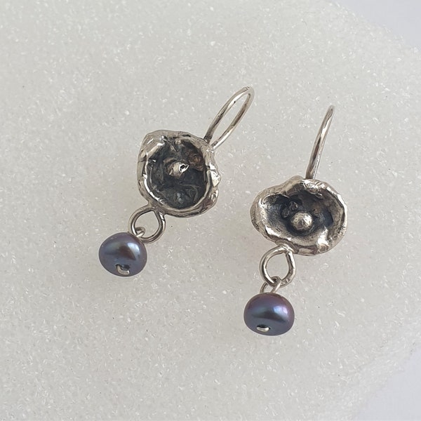 Boucles d'oreilles « Perle noire », Perles de paon foncé, Boucles d'oreilles artisanales en argent sterling, Genre neutre, Parure, Perles pour lui, Perles pour elle