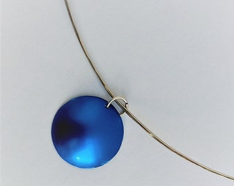 Collier lune bleue, Ras de cou en argent sterling et aluminium anodisé, Pendentif rond, Fabriqué à la main à Amsterdam, Pays-Bas, Design néerlandais, Cadeau pour la fête des Mères