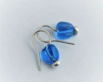 Boucles d'oreilles en verre bleu,Verre argenté et vintage,Boucles d'oreilles uniques faites main,Boucles d'oreilles classiques,Pièces uniques en leur genre,Verre coloré,Cadeau de fête des mères