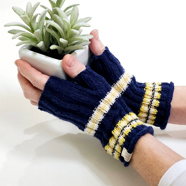 FINGERLESS GLOVES PATTERN, knitting pattern for wristwarmers, gloves for adults, fingering weight handwarmers, easy to make stretchy mitts