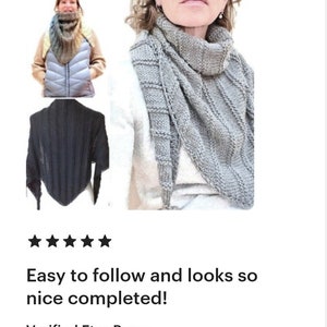 K&ouml;nnte beinhalten: Nahaufnahme einer grauen, gestrickten, dreieckigen Schals. Der Schal ist gefaltet und um den Hals einer Person gelegt. Der Schal ist mit einem einfachen Stichmuster gearbeitet und hat eine weiche, strukturierte Optik.