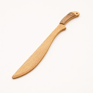 Könnte beinhalten: Ein Holzmesser mit einer hellbraunen Klinge und einem dunkleren braunen Griff. Der Griff ist mit kleinen Nieten an der Klinge befestigt. Das Messer hat ein Loch am Ende des Griffs.