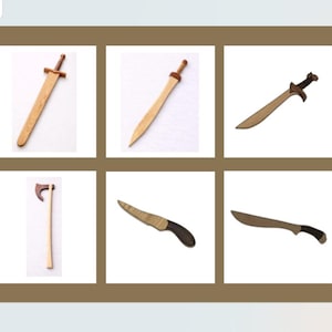 Op de afbeelding: Een verzameling van zes houten speelgoedwapens, waaronder zwaarden, een bijl en messen. De zwaarden variëren in ontwerp, sommige met kruisvormige handvatten en andere met een meer traditionele blad vorm. De bijl heeft een gebogen blad en de messen hebben gebogen bladen.