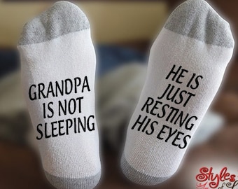 Grand-père ne dort pas, il repose ses yeux, grand-père, anniversaire, Noël, cadeau pour lui, cadeau pour papa, papa, grand-père