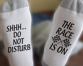 Calcetines "The Race Is On", "Shhh No molestar", regalo para él, regalo para el Día del Padre, regalo para un fanático de las carreras, carreras