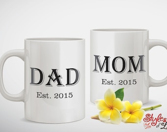 Papá y mamá personalizado establecido fecha embarazo anuncio aniversario taza de café