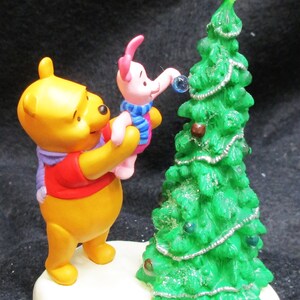 No.2784a)  Hallmark, Disney.   A Boost for Piglet, Special Lighting Effect. Christmas Ornament, Mint Condition.    2784a