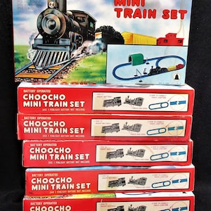 No.3672) Set of Seven Mini Choocho Train Set Battery Operated, Plastic, 14 small pieces, 35 years old, new old stock Very Fine condition,