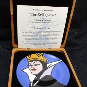 No.3820) Disney Evil Queen 4.25-inch collector’s plate, Villains of Disney Miniature Charger collection Near Mint condition, box F condition