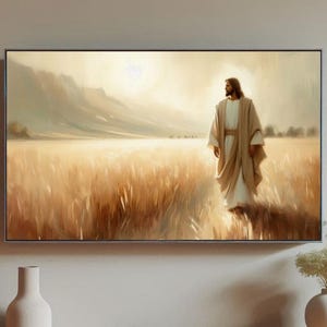 Puede incluir: Una pintura enmarcada representa una figura con una túnica blanca caminando por un campo de trigo. La obra de arte se exhibe sobre una repisa de madera con jarrones decorativos y un mando a distancia. La paleta de colores es cálida, con tonos dorados.