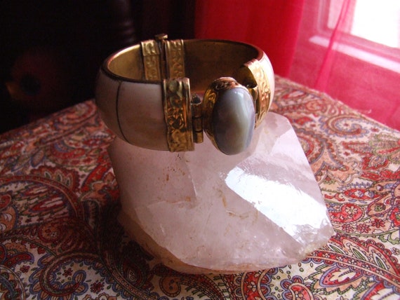 Vintage 80's Tribal Bone and Agate Brass Bangle B… - image 10