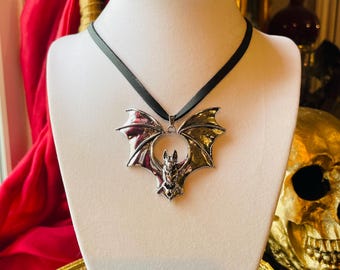 Collar con colgante grande de murciélago vampiro en tono plateado vintage – Gargantilla gótica