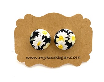 Wit gele daisies stof button oorbellen, florale stof oorbellen, nikkel-vrije Studs Clip-ons, Spring Floral, Blooming Flower Oorbellen