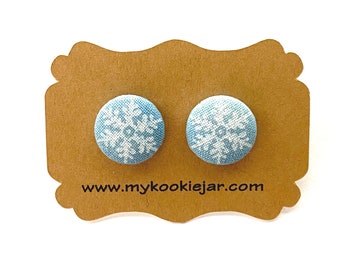 Flocon de neige blanc d’hiver sur boucles d’oreilles à boutons en tissu bleu clair, boucles d’oreilles de Noël Winter Wonderland, clous ou clip-ons sans nickel, faits à la main