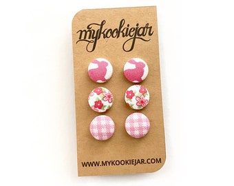 Roze paashaas, roze bloemen, Gingham stof oorbellen, paasmand idee, lente oorbellen, nikkelvrije studs of clip-ons, liefde roze