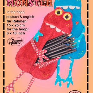 Puede incluir: Un estuche con forma de monstruo rojo, 15 x 25 cm, con cremallera, sostenido por un monstruo azul. El estuche contiene lápices negros. El texto "MONSTER" está en la parte superior de la imagen.