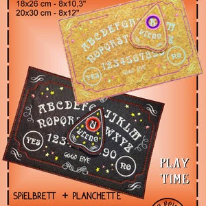 Könnte beinhalten: Zwei gestickte Ouija-Brett-Designs, eines auf Korkuntergrund und eines auf schwarzem Untergrund. Beide Bretter zeigen das Alphabet, Zahlen und die Wörter "ja", "nein" und "auf Wiedersehen". Die Bretter sind 18x26 cm und 20x30 cm groß.