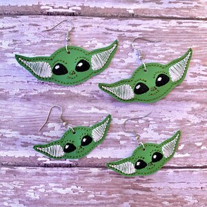 Babygröna örhängen med filtmotiv från Alien Face - 3 storlekar, broderidesign, digital fil