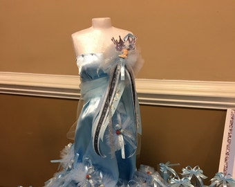 Table Piece/Capias or corsage Holder/ light blue