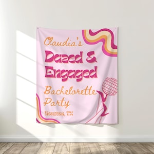 PRINTED Dazed und Engagierte Junggesellinnenparty Tapisserie | Kundenspezifisches Retro 70er Jahre Thema Banner für Bachelorette | Disco Party Kulisse | um 1880 produziert