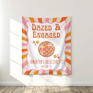 PRINTED Dazed und Engagierte Junggesellinnenparty Tapisserie | Kundenspezifisches Retro 70er Jahre Thema Banner für Bachelorette | Disco Party Kulisse | PF16B