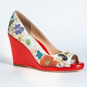 Modern Flral:Patent pending real pressed flower shoes.Every single pair is uniquely made.Leather insole,outsole and lining;Poron foam.