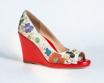 Modern Flral: Patent anhängig gepresste Blumenschuhe. Jedes einzelne Paar ist einzigartig gemacht. Ledersohle, Außensohle und Futter; Poronschaum.