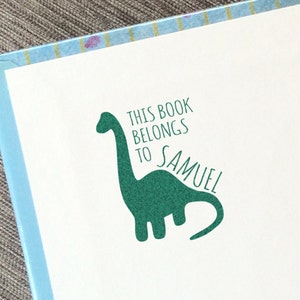 Questo libro appartiene a Stamp // Dalla biblioteca di Stamp // Timbro autoinchiostrante // Timbro in legno con manico // Timbro dinosauro // Timbro per bambini