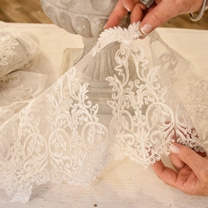 Kostbare weiße italienische Spitze aus der Kollektion „Art Nouveau“