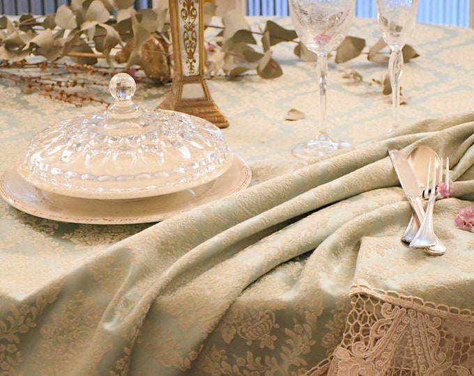 Refined tablecloth in tiffany damask and antique macramé lace