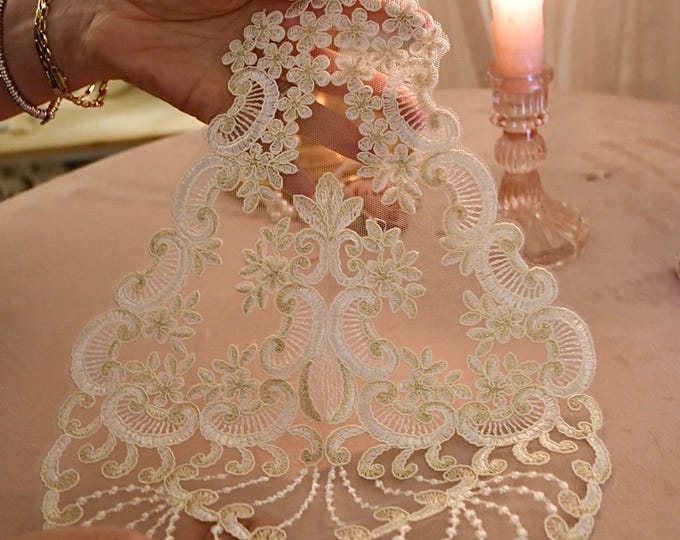 "Maria Antonietta" table runner / doily in white silk lace with gold filaments. Faggianis Collection