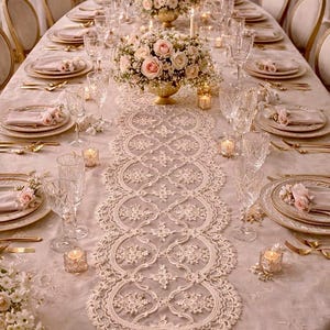 小さなバラと淡い金糸で刺繍されたレブロデレースのテーブルランナー