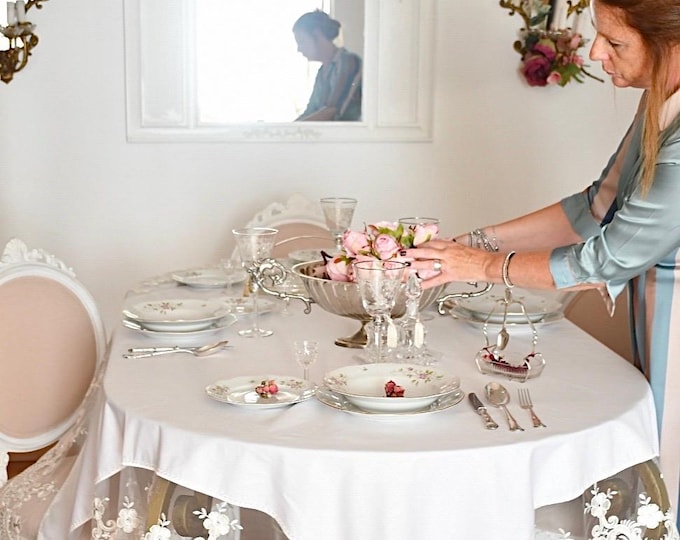 Tablecloth in natural linen and fine white rebrodé lace “Maria Regina”