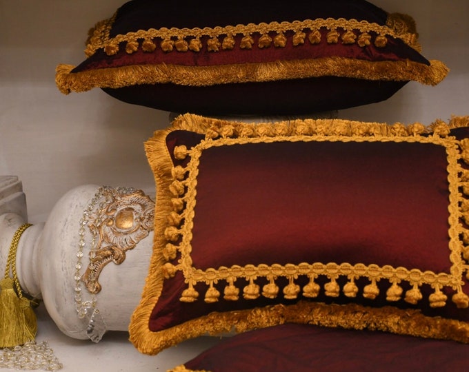 Luxurious burgundy cushion from the “Renaissance” collection