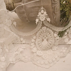 Elegant and refined Italian white cotton lace “Madame”