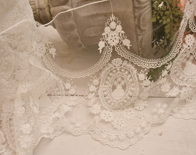 Elegant and refined Italian white cotton lace “Madame”